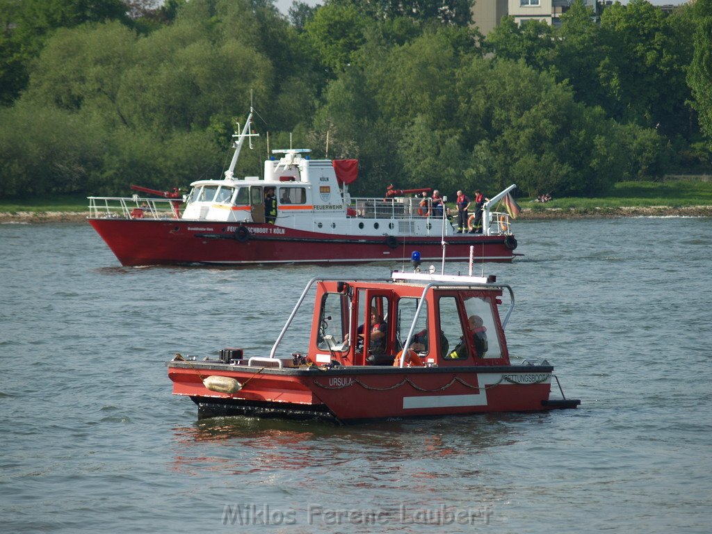 Kleine Yacht abgebrannt Koeln Hoehe Zoobruecke Rheinpark P040.JPG